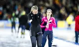 Jutta Leerdam na haar valpartij op de 1.000 meter tijdens de eerste dag van het olympisch kwalificatietoernooi in Thialf, met rechts achter haar Suzanne Schulting.