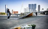 Bloemen ter nagedachtenis aan de slachtoffers van de messenaanval nabij de Erasmusbrug. 