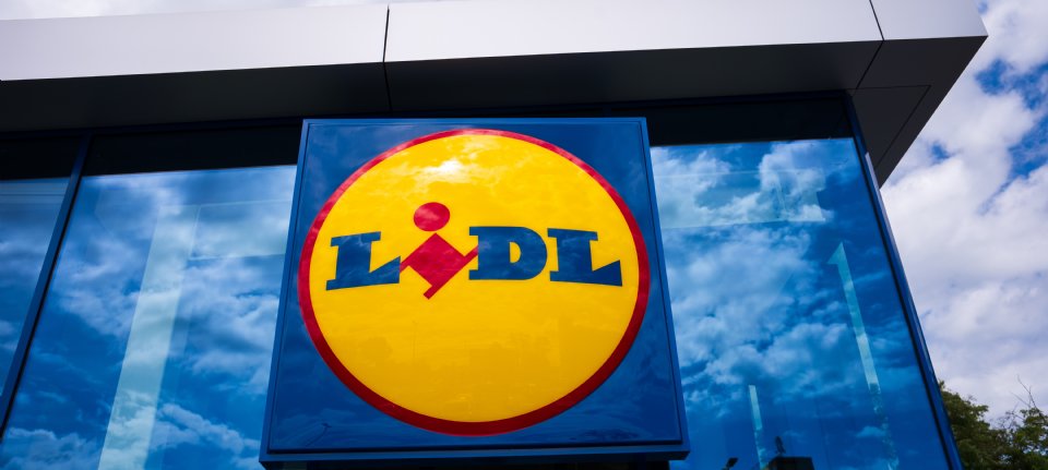 Duitse melkveehouders demonstreren bij Lidl tegen prijsdumping