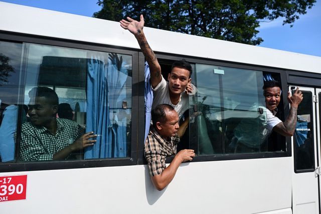 Eind november liet de junta drieduizend gevangen vrij uit een gevangenis in Yangon. Volgens Mark Farmaner, directeur van mensenrechtenorganisatie Burma Campaign UK probeert het regime daarmee de indruk te wekken dat er wordt hervormd.