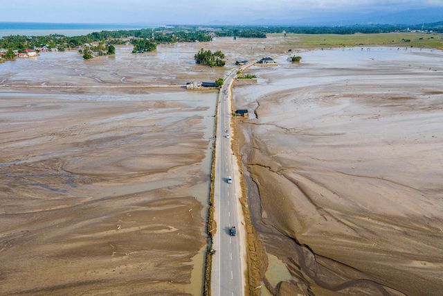 Het einde van het jaar werd getekend door veel zware overstromingen in Indonesië. Hier rijden auto’s langs overstroomde landbouwgronden in de provincie Atjeh.
