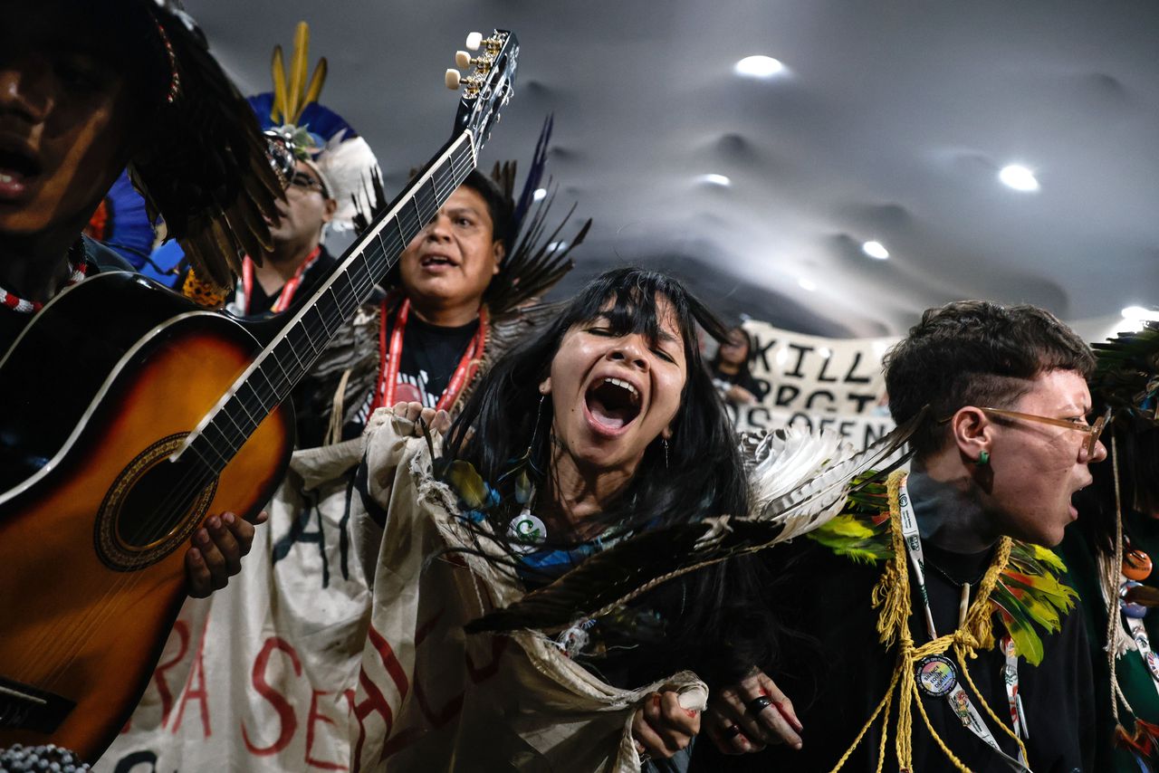 Inheemse bevolking van Brazilië demonstreert op 21 november tijdens de COP30, de dertigste klimaatconferentie van de VN in het Braziliaanse Belém. Ze demonstreren tegen de inbreuk op hun grondgebied, eisen vervolging van de misdaden tegen de oorspronkelijke bevolkingen en bescherming van hun rechten.