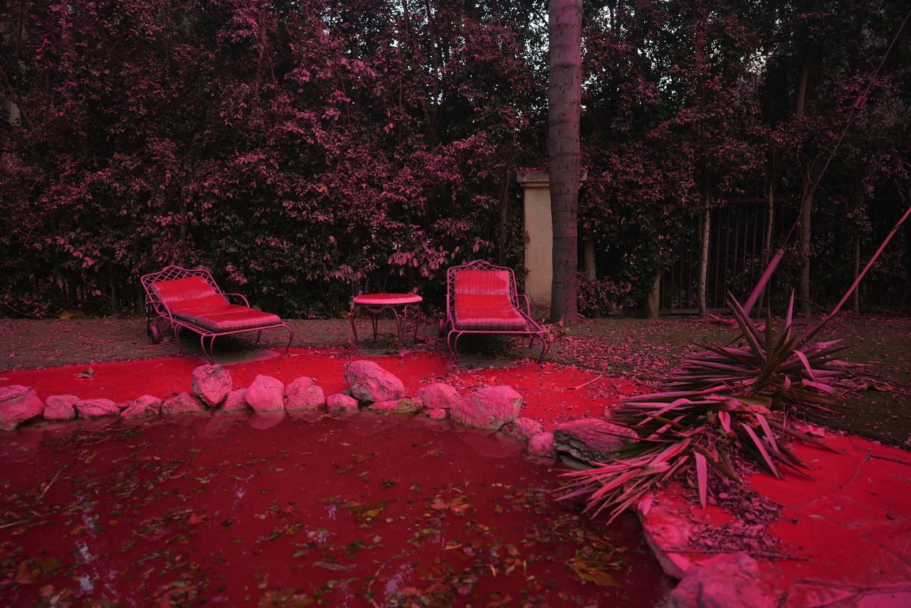 Los Angeles kleurde barbieroze tijdens het gevecht met de aanhoudende branden. De deken van brandvertrager – expres roze gekleurd door ijzeroxide – is niet bedoeld om de brand te blussen. Juist (nog) niet door vuur aangetaste gebouwen en het omliggende land kleuren roze om te voorkomen dat ze vlam vatten. Het roze laagje heeft een koelend effect en het ammoniumfosfaat (een type zout) dat erin zit gaat een reactie aan met de cellulose in hout, waardoor het minder goed brandt. Het maakt een brand minder intens, en vertraagt de verspreiding van het vuur.