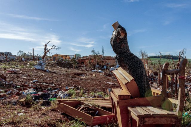 Een tornado heeft huisgehouden in Rio Bonito do Iguaçu, in de Braziliaanse staat Paraná. Hier, op 9 november: een paspop is op een paar stukken hout gewaaid, misschien ooit van meubels afkomstig.