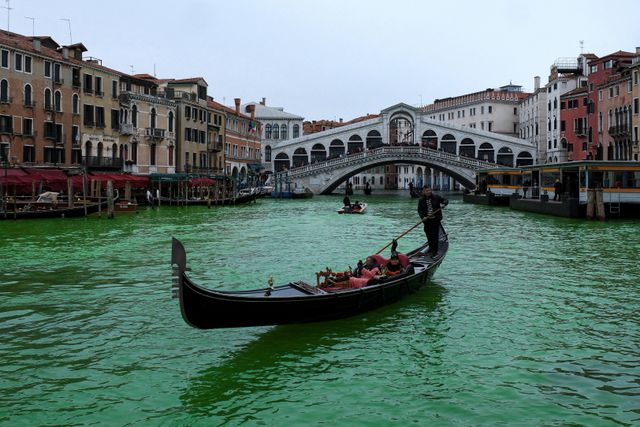 Op 22 november genieten toeristen van een gondeltocht over het Canal Grande in Venetië. Het water is gifgroen gekleurd, door kleurstof verspreid tijdens de actie ‘stop ecocide’ van klimaatactivisten van Extinction Rebellion. Onder anderen Greta Thunberg deed mee aan de actie, die aandacht vroeg voor de erbarmelijke toestand van het klimaat. Thunberg was door de actie een tijdlang niet meer welkom in Venetië.