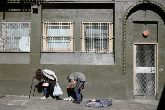Twee mensen op straat in de Tenderloin.