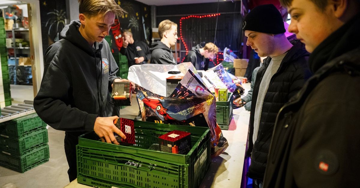 Laatste keer in de rij om vuurwerk te kopen. ‘Die big boom die mensen willen, dat zijn Cobra’s. Die verkopen we niet’