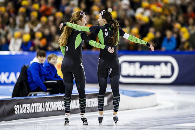 Antoinette Rijpma-de Jong (links) en Femke Kok vieren hun eerste en tweede plek op de 1.500 meter.