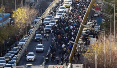 Honderden demonstranten in Iran de straat op vanwege kelderende munt en inflatie