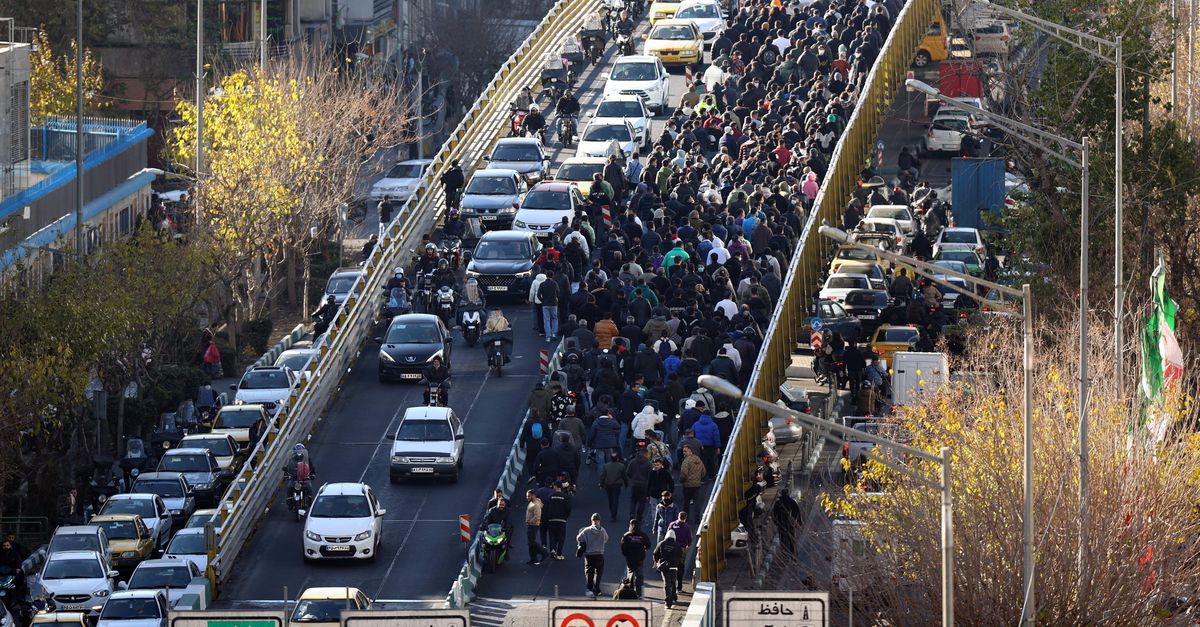 Honderden demonstranten in Iran de straat op vanwege kelderende munt en inflatie