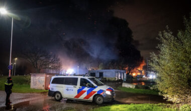 Grote uitslaande brand verwoest agrarisch bedrijf aan de Westgouweweg