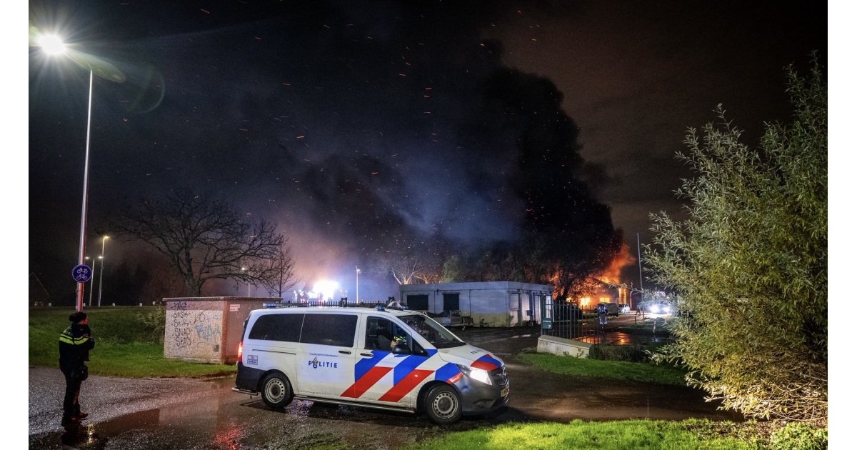 Grote uitslaande brand verwoest agrarisch bedrijf aan de Westgouweweg