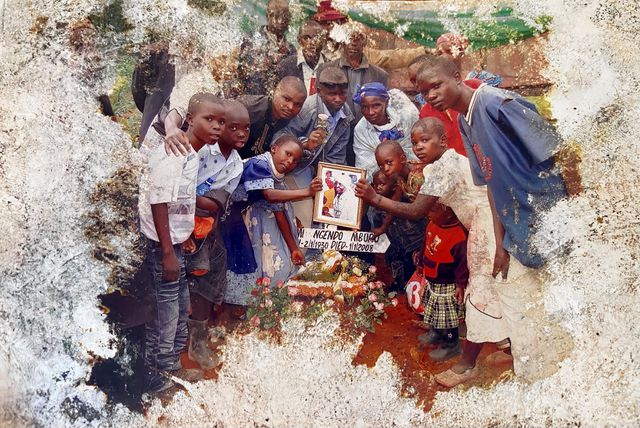 De herbegrafenis van de grootmoeder van Naomi en Tabethe in mei 2009, op een door haar kleindochters bewaarde foto, aangetast door vocht.