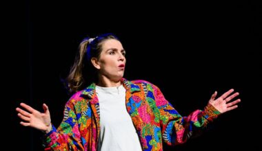 Louise Korthals keert terug op het podium met geweldige voorstelling over moederschap en de moderne ratrace