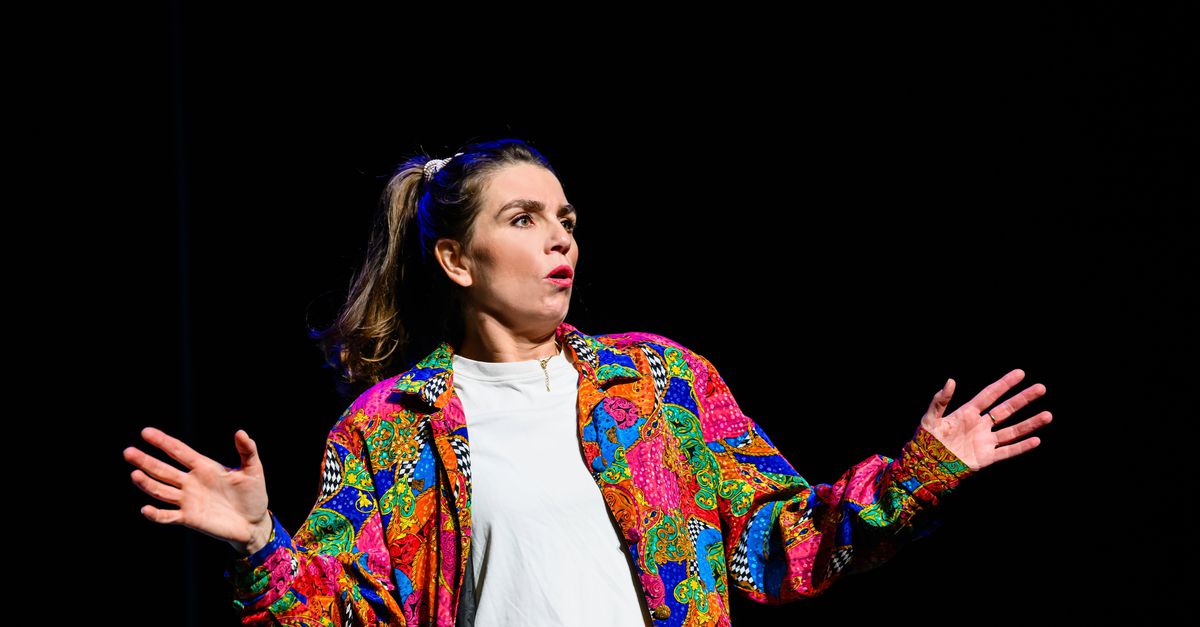 Louise Korthals keert terug op het podium met geweldige voorstelling over moederschap en de moderne ratrace