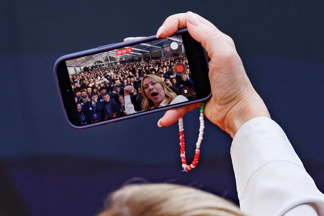 Giorgia Meloni maakt een selfie-video tijdens het partijcongres  in Rome.