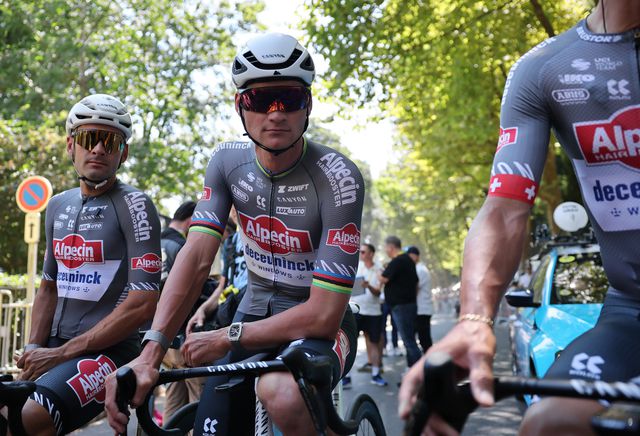 Al voor de start heeft de Alpecin-Deceuninck-ploeg van Rickaert en Van der Poel (hier in het midden) het plan opgevat om de aanval te kiezen.