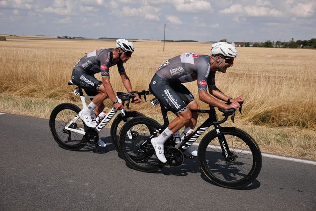 De twee koplopers reden urenlang gemiddeld meer dan 380 watt, een inspanning die een getrainde amateurwielrenner niet langer dan twee minuten volhoudt