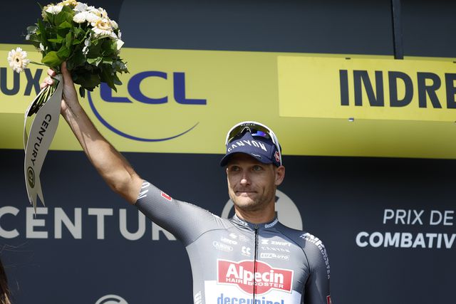 Jonas Rickaert won niet, maar mocht wel het podium op voor de prijs voor meest strijdlustige renner van de dag.