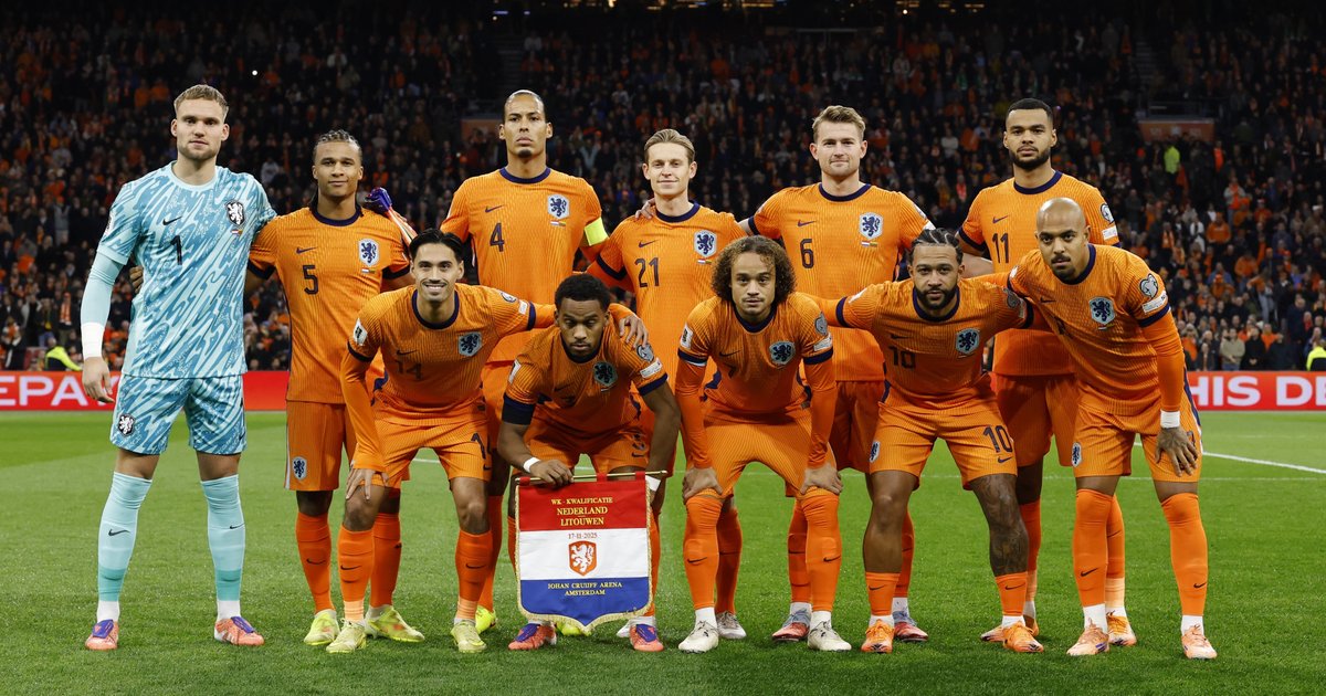 Het Nederlands elftal tijdens de WK-kwalificatie wedstrijd tussen Nederland en Litouwen