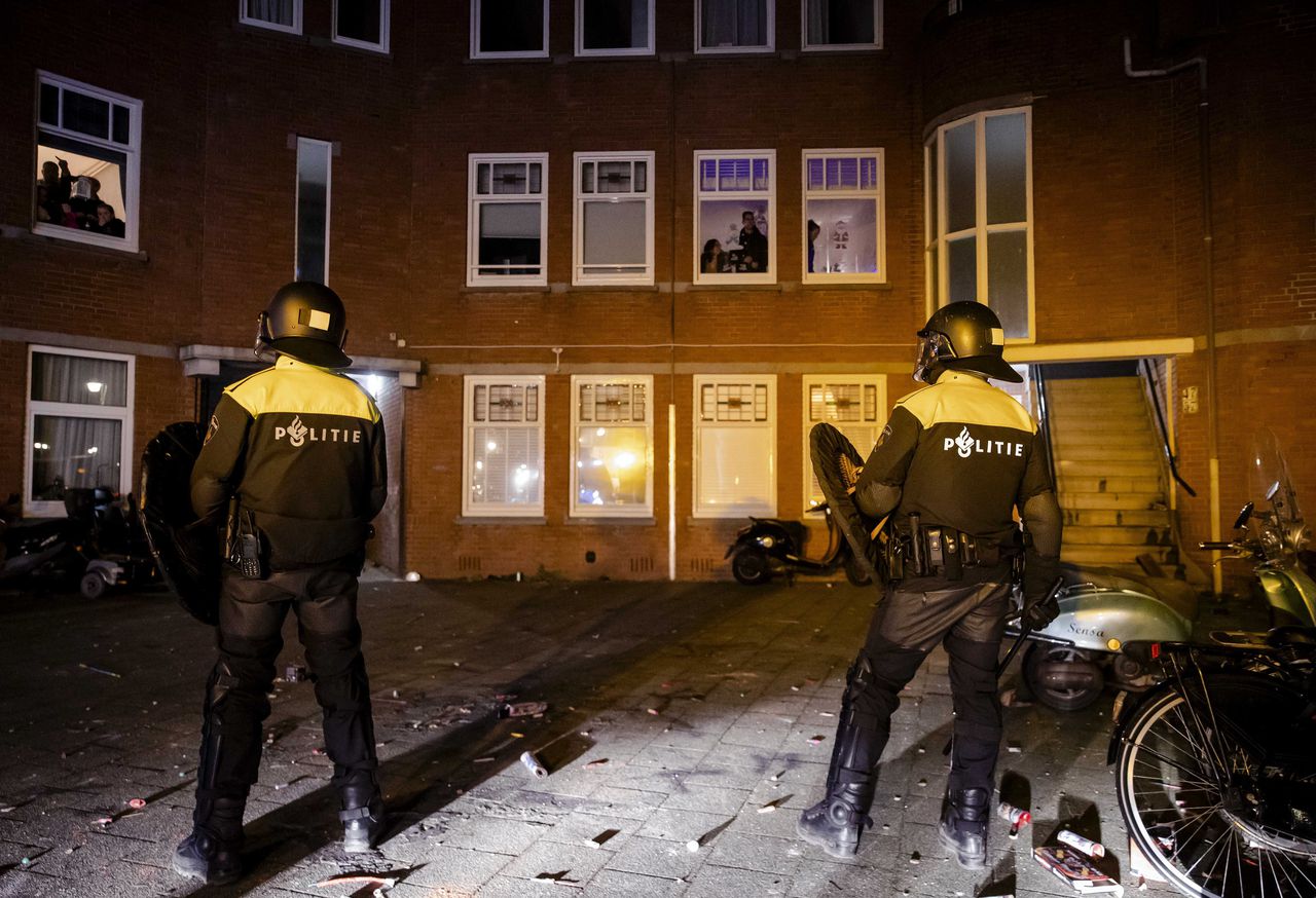 Leden van de Mobiele Eenheid in actie tijdens de jaarwisseling in Den Haag op 1 januari 2023.