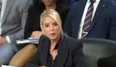 Trump dag 315: Bondi kondigt inzet National Guard in meer steden aan, Trump verleent gratie aan man die voor 1,6 miljard fraudeerde, golftrips Trump kostten dit jaar al 71 miljoen, ballroom wordt groter dan Witte Huis