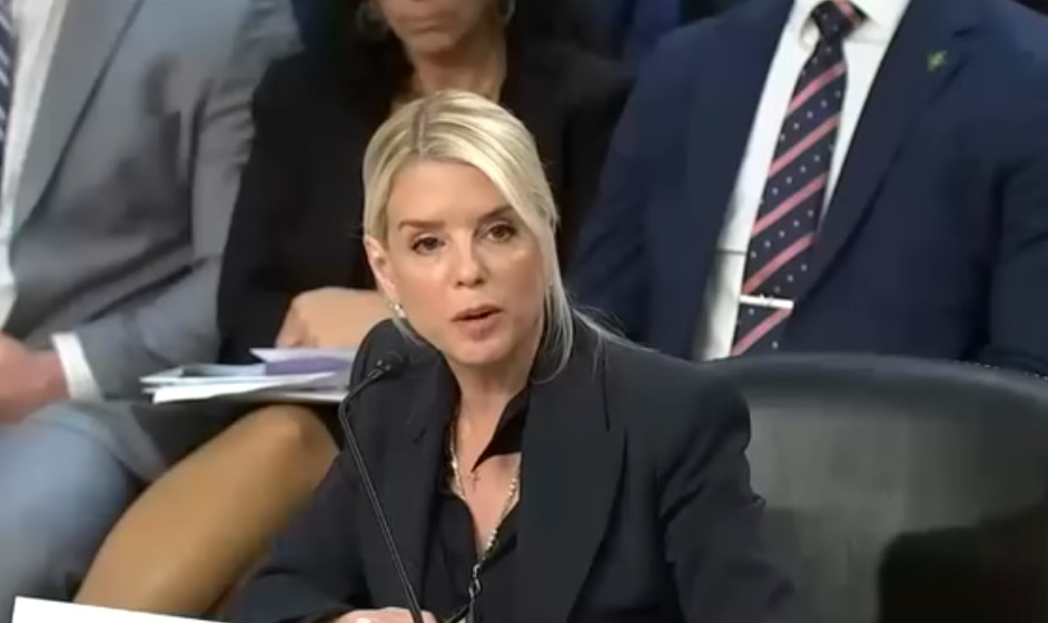 Trump dag 315: Bondi kondigt inzet National Guard in meer steden aan, Trump verleent gratie aan man die voor 1,6 miljard fraudeerde, golftrips Trump kostten dit jaar al 71 miljoen, ballroom wordt groter dan Witte Huis