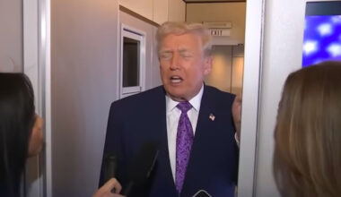 Trump dag 316: Witte Huis lanceert 'Media Offender of the Week' rubriek, 250 federale agenten voor operatie 'Swamp Sweep', Noem bevestigt dat ze tegen orders rechter in ging, Trump ontslaat acht immigratierechters