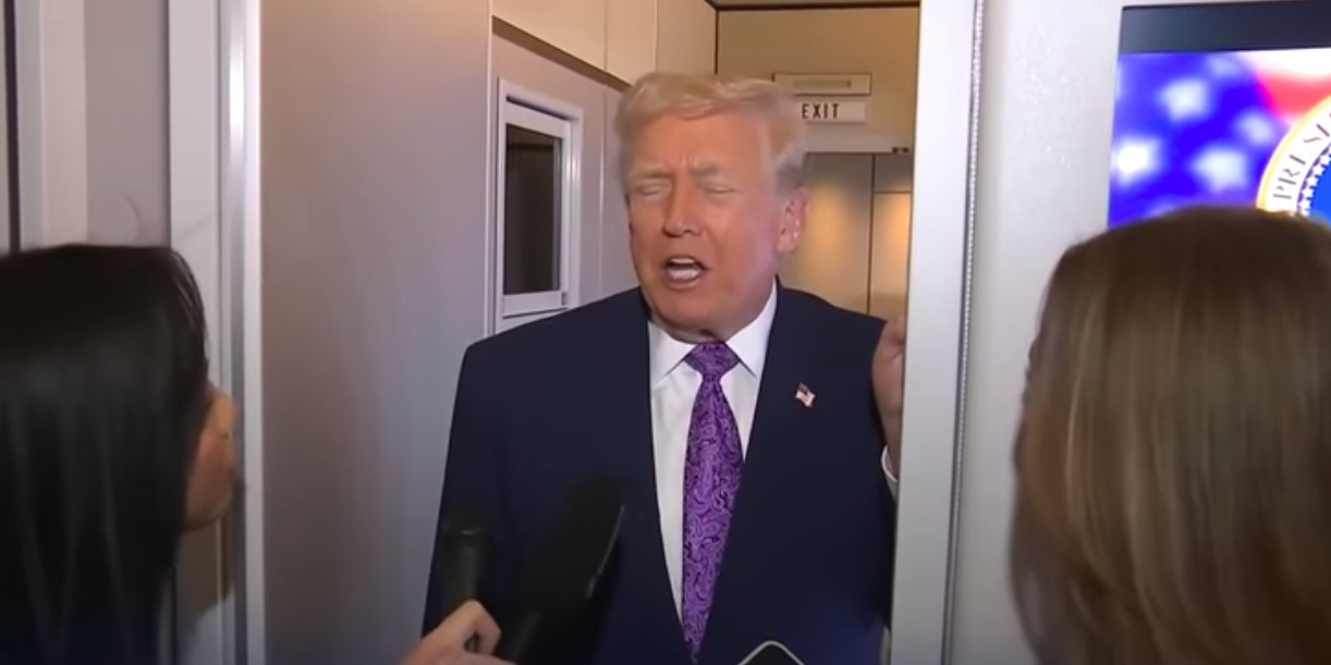 Trump dag 316: Witte Huis lanceert 'Media Offender of the Week' rubriek, 250 federale agenten voor operatie 'Swamp Sweep', Noem bevestigt dat ze tegen orders rechter in ging, Trump ontslaat acht immigratierechters