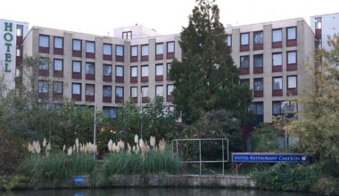 Opvang in hotel te duur, plan om migranten zelf te laten koken en was te laten doen