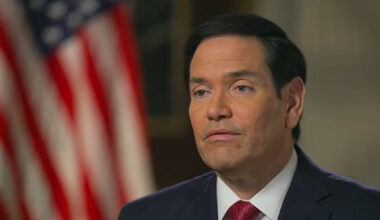 Trump dag 317: Trump post honderden berichten op één dag, waaronder complottheorie over Michelle Obama, dommelt weg tijdens kabinetsvergadering, noemt Somaliërs 'afval', Rubio niet naar NAVO-vergadering, National Guard in DC nu bewapend, oprichter Dell doneert 6 miljard via Trump-initiatief