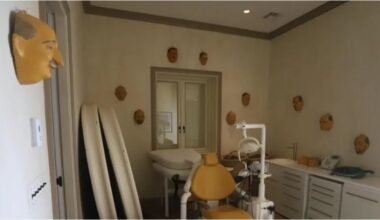 Trump dag 318: Institute of Peace hernoemd tot Trump Institute of Peace, Trump wil kei-auto's in VS, wil controle LinkedIn-profielen voor H-1B visa, VS zegt geen soldaten in te zetten in Europa; wil alleen wapens verkopen, slechtste arbeidsmarktcijfers in 2,5 jaar, 'tandartsstoel' op Epstein-eiland