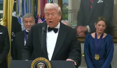 Trump dag 321: Trump geeft Polen 250 Strykers, immigranten weggestuurd tijdens naturalisatieceremonie, toegang Nationale Parken voortaan gratis op Trump's verjaardag, voortaan betalen op Martin Luther King Day