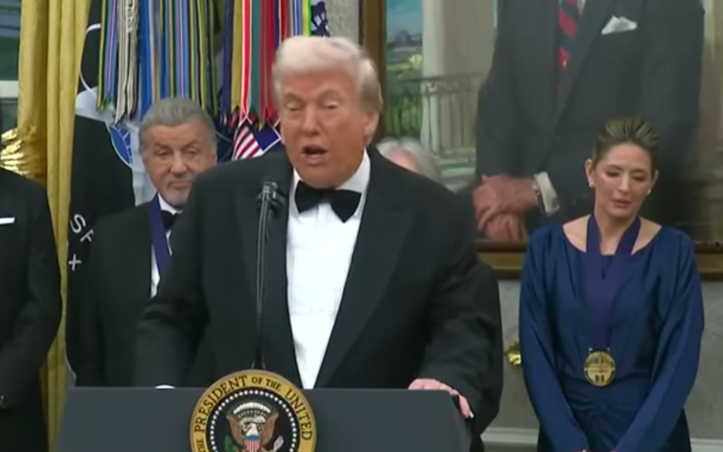 Trump dag 321: Trump geeft Polen 250 Strykers, immigranten weggestuurd tijdens naturalisatieceremonie, toegang Nationale Parken voortaan gratis op Trump's verjaardag, voortaan betalen op Martin Luther King Day