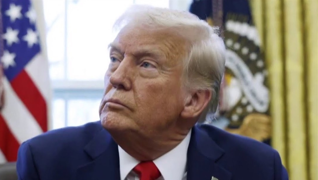 Trump dag 323: ICE eist afbreken kerststal zonder Jezus, Trump staat export chips naar China toe, dreigt in te grijpen bij overname WB/Discovery, kondigt AI-decreet aan, Habba weg als aanklager, Trump pleegde mogelijk zelf hypotheekfraude