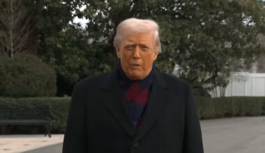 Trump dag 328: Trump verspreidt desinformatie over schoolschutter, probeert publieke golfbanen in DC over te nemen, VS stemt als enige land ter wereld tegen bescherming humanitaire medewerkers, VA schrapt 35.000 functies, Cambodja en Thailand sluiten grens nadat Trump zei dat het conflict weer opgelost was