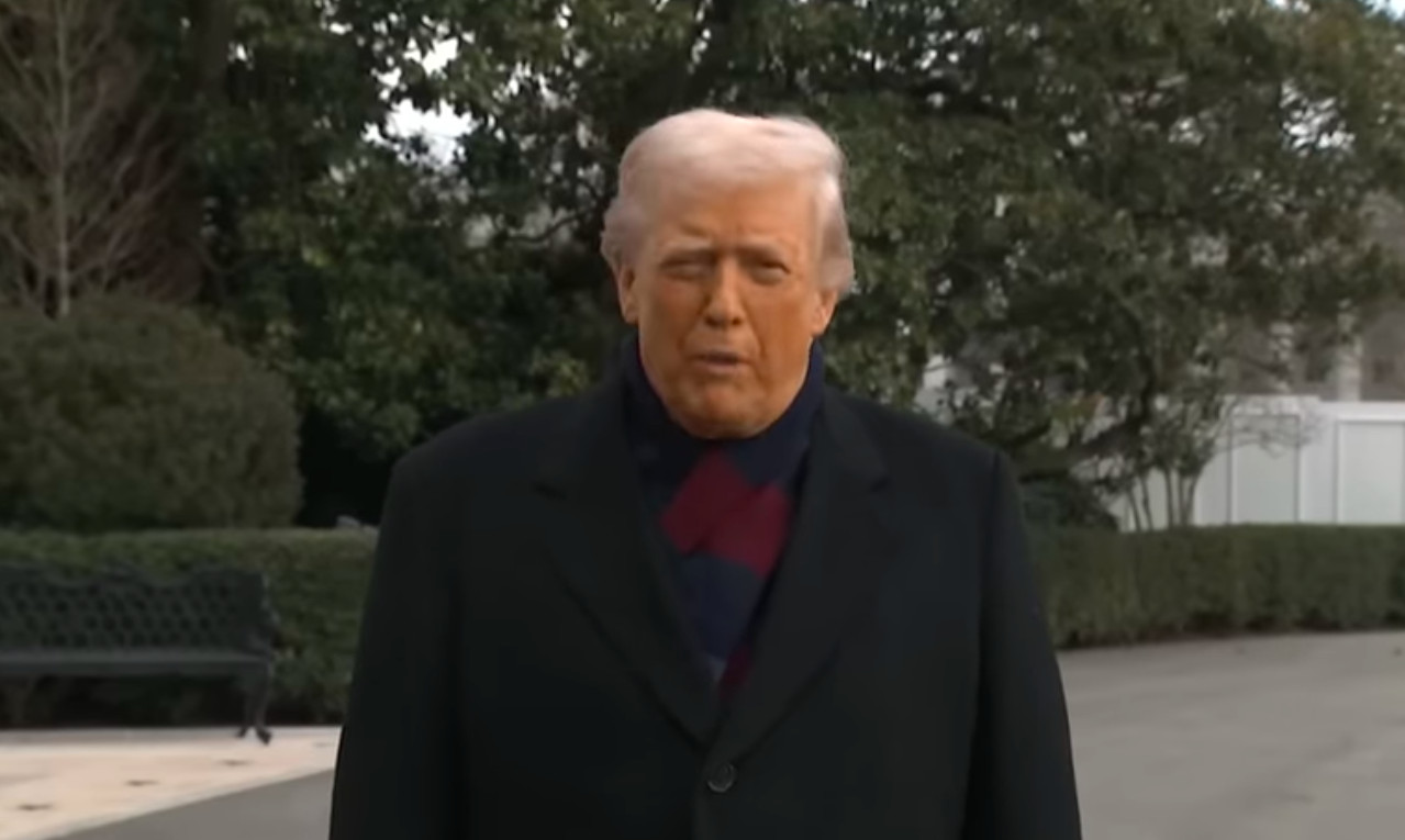 Trump dag 328: Trump verspreidt desinformatie over schoolschutter, probeert publieke golfbanen in DC over te nemen, VS stemt als enige land ter wereld tegen bescherming humanitaire medewerkers, VA schrapt 35.000 functies, Cambodja en Thailand sluiten grens nadat Trump zei dat het conflict weer opgelost was