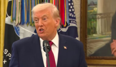 Trump dag 330: Trump wil klokkenluider naar Oeganda deporteren, starts rechtszaak voor 10 miljard tegen BBC, stelt dat Reiner is vermoord wegens TDS, tekent decreet dat Fentanyl tot massavernietigingswapen verklaart, 8 doden bij nieuwe aanvallen vermeende drugsboten