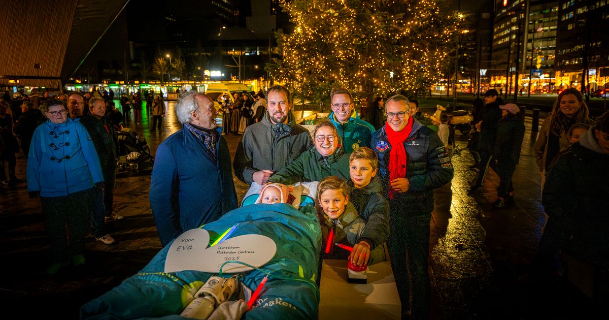 Ongeneeslijk zieke Eva (5) ontsteekt lichtjes in kerstboom op station: 'Ik vind het fantastisch' - Rijnmond