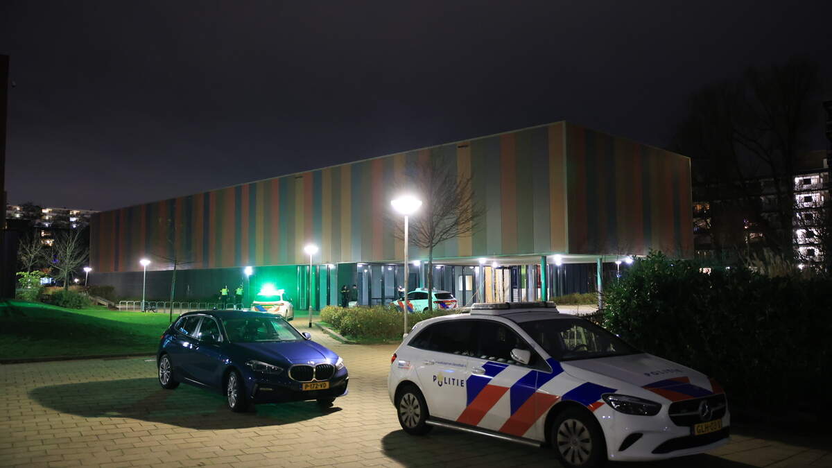 Politie bij de sporthal in Zoetermeer.