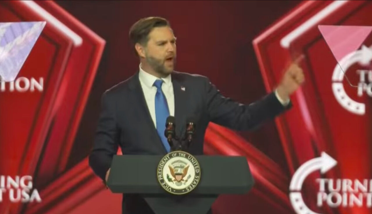 Trump dag 336: Trump dreigt financiering Smithsonian in te houden als ze 'onjuiste ideologie' niet verwijderen, confisqueert derde olietanker, Landry speciaal gezant Groenland, Vance noemt VS 'christelijk land', CBS haalt item over CECOT uit programmering, twee uur voor uitzending, Jim Beam fabriek tijdelijk dicht