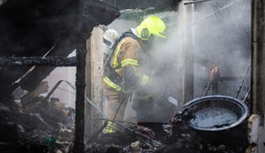 Veel schade door brand in twee schuurtjes in Rotterdam-Charlois - Rijnmond