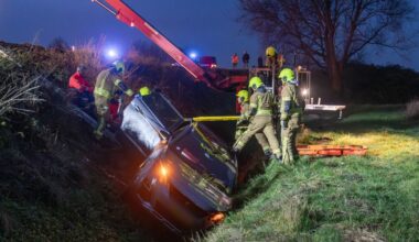 Drie personen gewond nadat auto van de weg raakt - Rijnmond