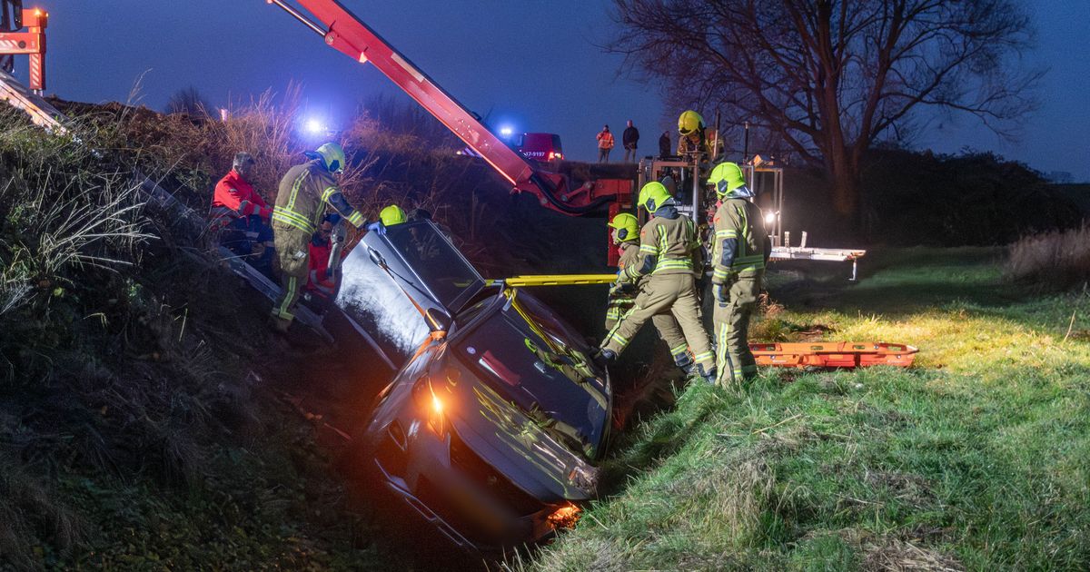 Drie personen gewond nadat auto van de weg raakt - Rijnmond