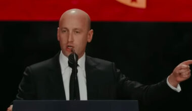 Trump dag 342: Jazzmuzikant die optreden in Kennedy Center annuleerde aangeklaagd voor 1 miljoen, Miller twittert over Amerikaanse uitvindingen die juist migratie-achtergrond blijken te hebben, Border Patrol probeert met ongetekend bevel migranten op te pakken, aangevallen dorp Nigeria kende geen terreuractiviteiten