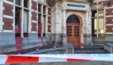 Universiteit Utrecht doet aangifte van vernieling: ingegooide ramen en besmeurd met rode verf