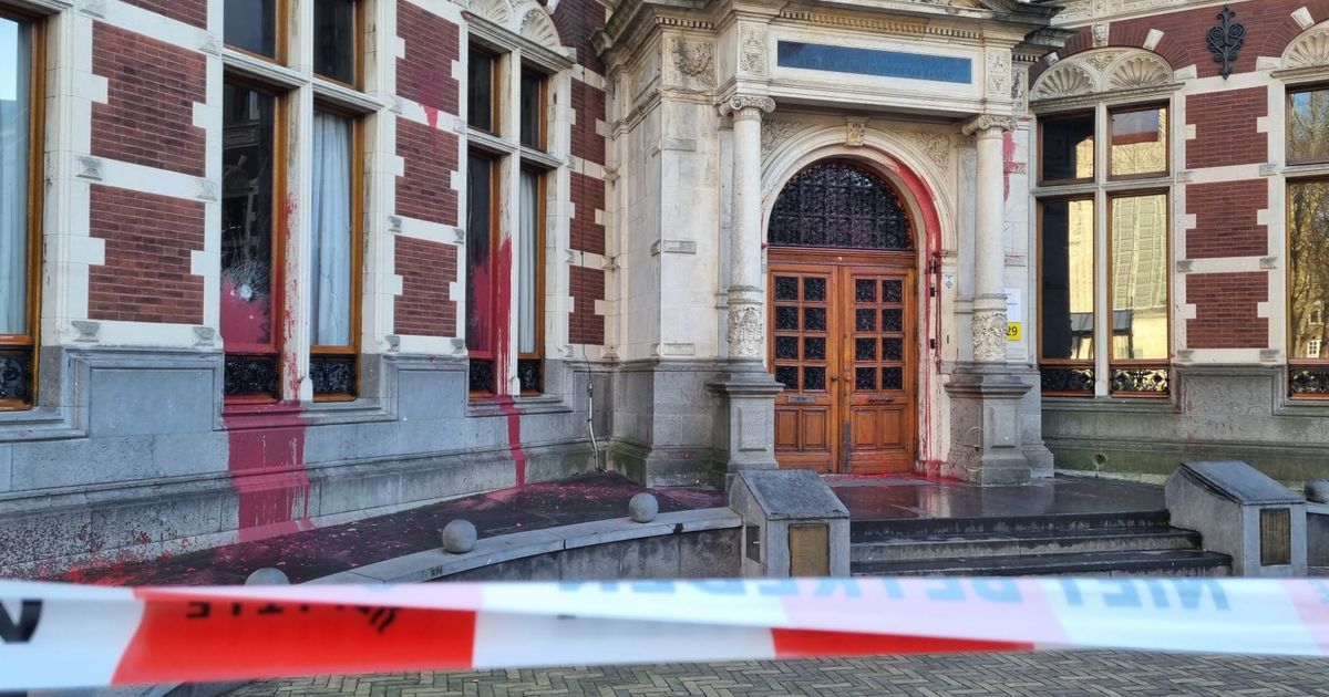 Universiteit Utrecht doet aangifte van vernieling: ingegooide ramen en besmeurd met rode verf