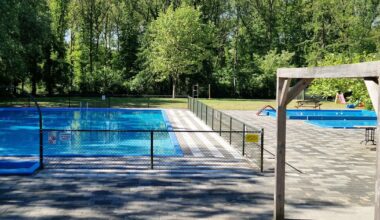 Wisseling van de wacht: eigenaren camping de Reeënwissel nemen beheer openbaar zwembad Hoogersmilde op zich