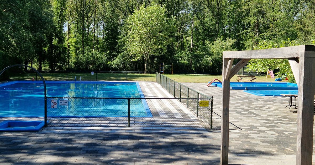 Wisseling van de wacht: eigenaren camping de Reeënwissel nemen beheer openbaar zwembad Hoogersmilde op zich