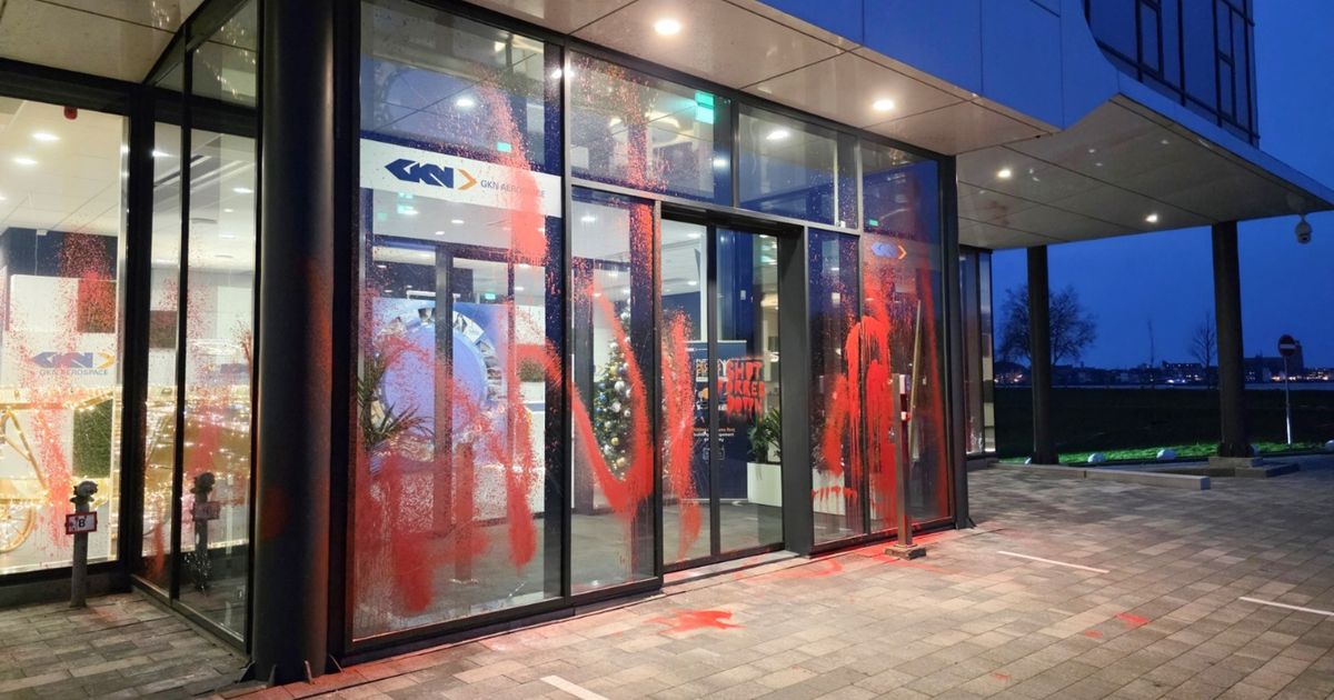 Hoofdkantoor Fokker vernield: ruiten besmeurd en ingeslagen | Verdachte opgepakt voor poging inbraak